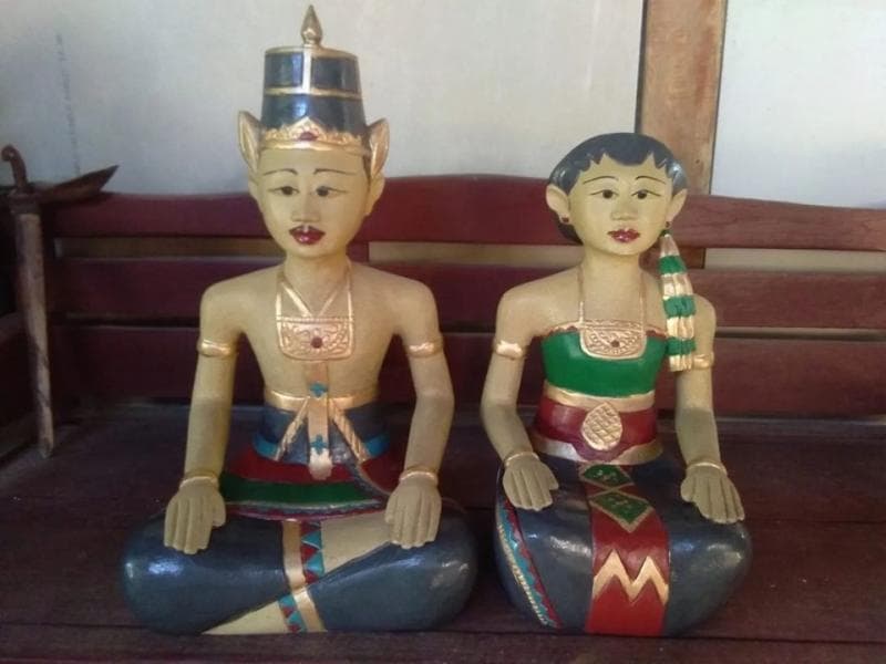 Patung loro blonyo mengenakan busana pernikahan adat Jawa. (Instagram/Wardoyo Gallery)