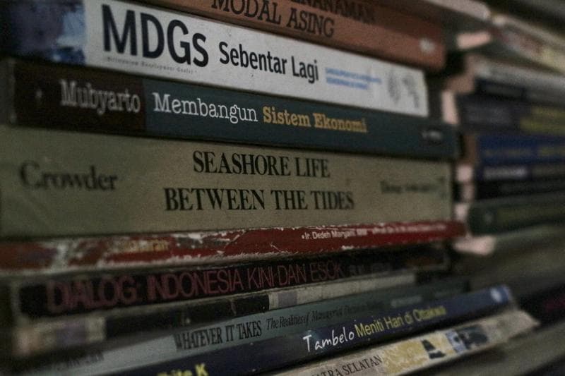 Buku-buku tua dengan aroma bibliosmia yang kuat biasanya kita jumpai di perpustakaan umum atau kampus. (Metrum/Ana Siti Ghania)
