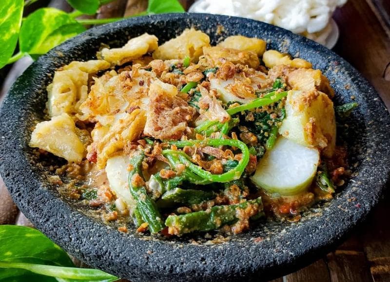 Lotek, salad khas Sunda yang populer dan penjualnya banyak ditemukan di Yogyakarta. (Instagram/Dapur Ibu Cenil)