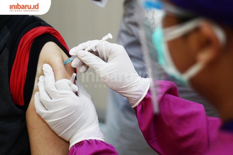 Ilustrasi: Kewajiban vaksinasi booster diambil lantaran pemerintah kurang puas dengan kecilnya jumlah orang yang sudah divaksin booster di Indonesia. (Inibaru.id/Triawanda Tirta Aditya)