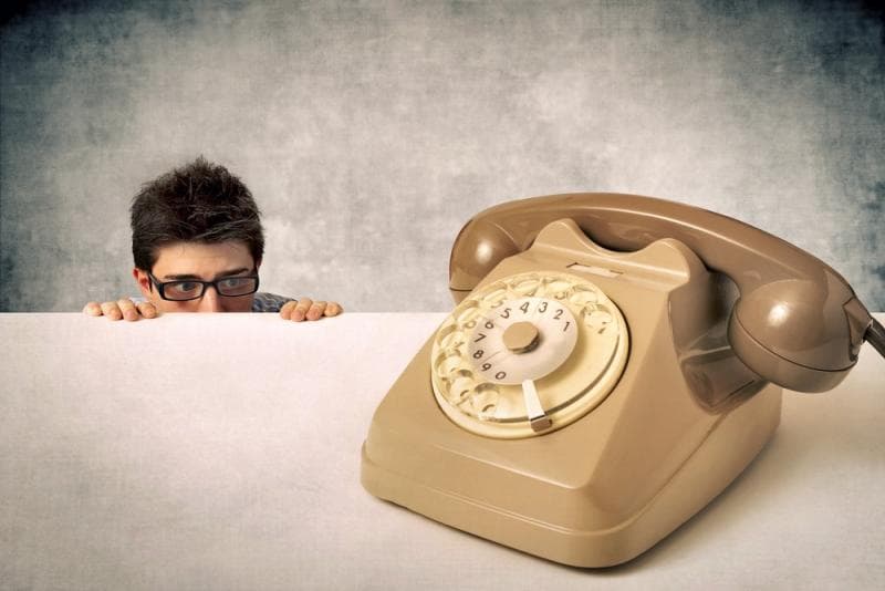 Pengidap telefobia akan merasa cemas, otot menegang, sesak napas saat harus berbicara di telepon. (Adobestock)
