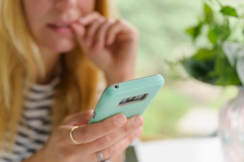 Sebagian besar pengidap telefobia memilih berinteraksi via pesan teks ketimbang percakapan suara secara langsung. (Betterup)
