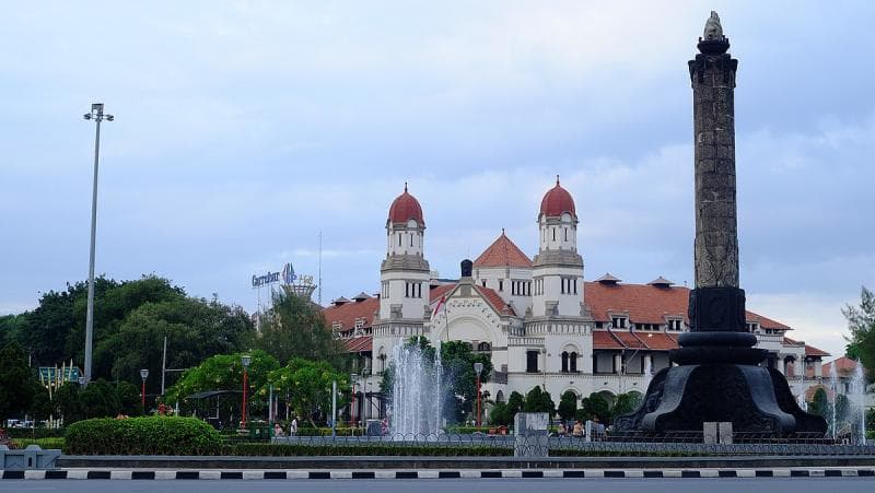 Meski menjadi ibukota provinsi, harga kos dan makanan di Semarang nggak bisa dibilang mahal. (wikipedia)