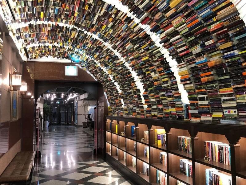 Arc N Book mempunyai interior yang unik yaitu rak buku berbentuk terowongan sehingga terlihat menarik dan instagramable. (Creatrip)