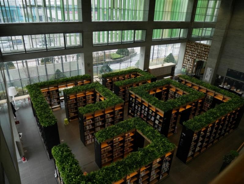 Naver Library mempunyai banyak koleksi buku tentang desain dan teknologi. (Ishida)