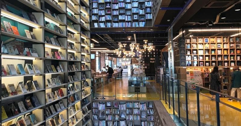 Book Park merupakan bagian dari Blue Square, aula pertunjukkan seni yang dibangun oleh Interpark, Distrik Yongsan, Itaewon. (Creatrip)