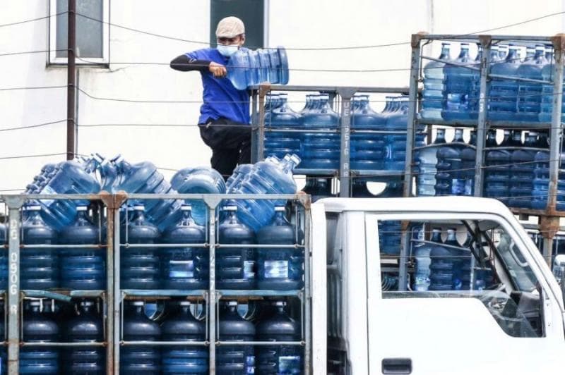 Proses distribusi air galon turut andil dalam pelepasan BPA yang berbahaya. (Antara foto/Rivan Awal Lingga via Pikiran Rakyat)