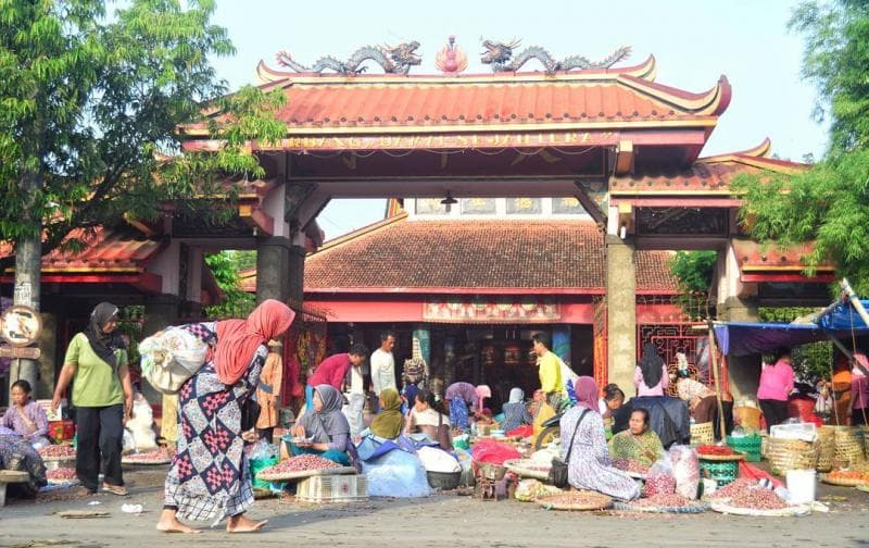 Suasana pasar pagi di depan Hian Thian Siang Tee di Welahan, Jepara. (Isntagram/Muhammad Ariya)