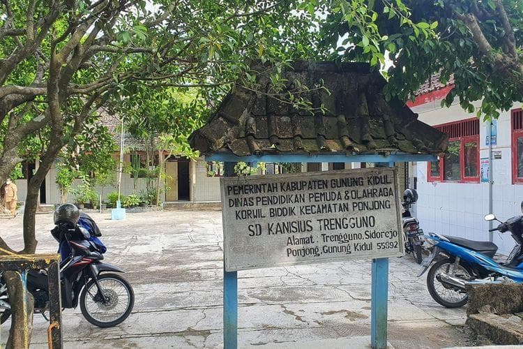 SD Kanisius Trengguno di Gunungkidul, Yogyakarta harus tutup karena 3 tahun nggak dapat murid baru. (Kompas/Markus Yuwono)