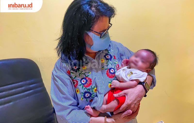 Rosalia Amaya dan salah satu bayi yang berhasil diselamatkannya.&nbsp;(Inibaru.id/ Kharisma Ghana Tawakal)