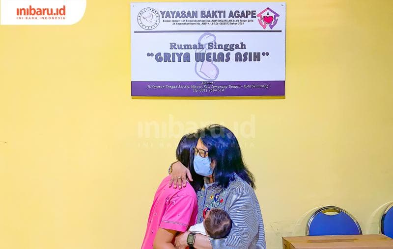 Rosalia Amaya memeluk kliennya, seorang perempuan muda yang sedang memulihkan diri sebelum melahirkan di Griya Welas Asih. (Inibaru.id/ Kharisma Ghana Tawakal)