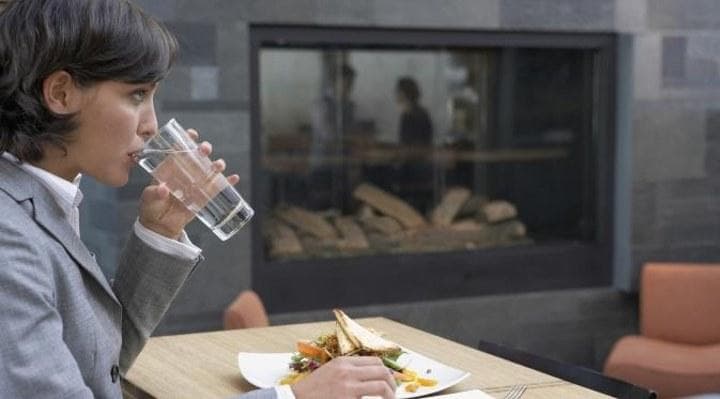 Minum air putih sebelum makan membantu perut kenyang lebih lama. (via Wowkeren)