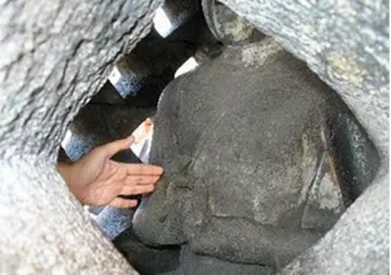 Tindakan merogoh arca Kunto Bimo di Candi Borobudur bisa membuat bangunan candi terkena penyakit. (Kaskus)