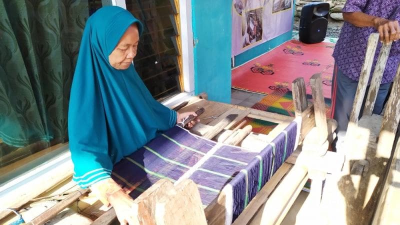 Proses pembuatan kluwung gendong di Desa Tajug, Kecamatan Karangmoncol, Kabupaten Purbalingga. (Warta Andalas)