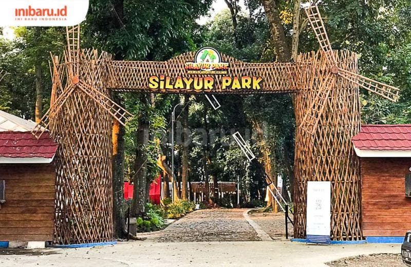 Gerbang Silayur Park yang ikonik bisa menjadi spot foto pertamamu. (Inibaru.id/ Zamrud Naura)