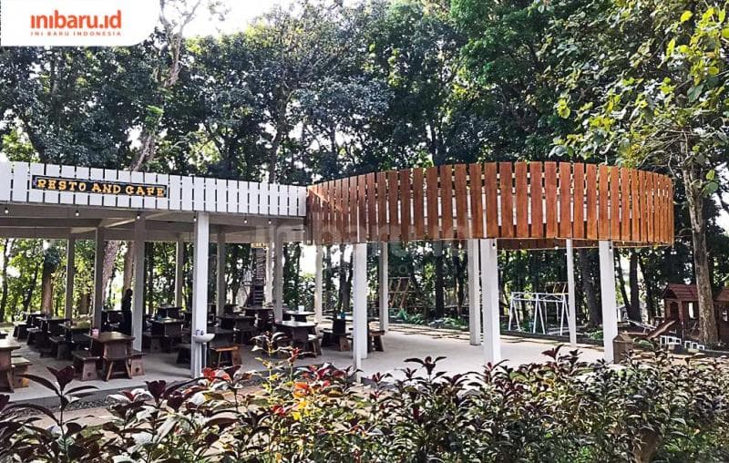 Resto and Cafe yang bersih dan nyaman cocok untuk dikunjungi setelah puas bermain di wana wisata Silayur Park. (Inibaru.id/ Zamrud Naura)