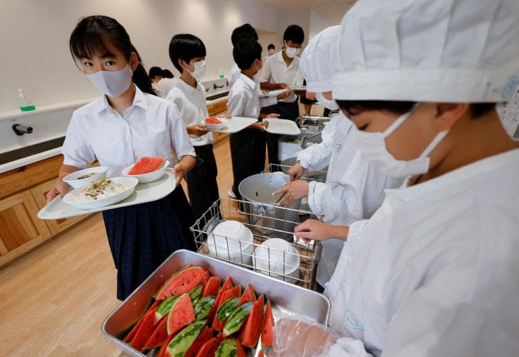 Tradisi Makan Siang Kyushoku, Ajarkan Siswa Jepang Menghargai Makanan