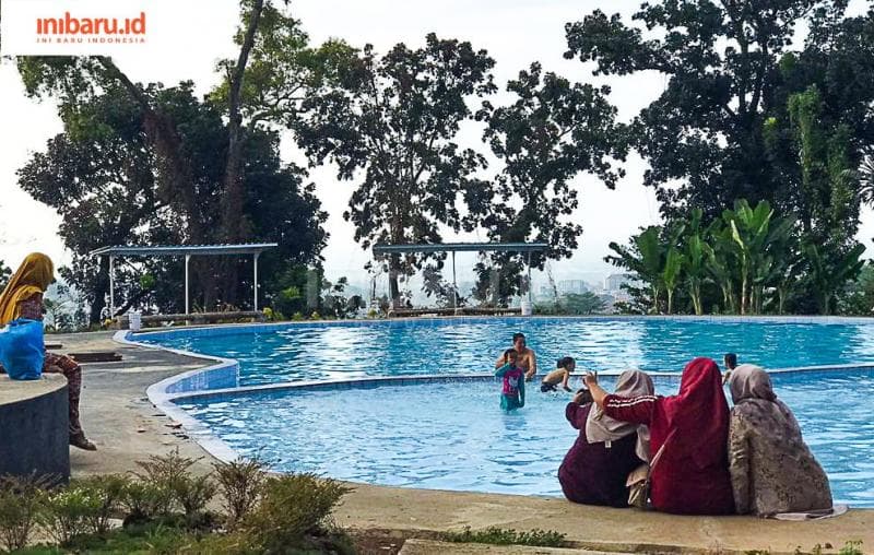 Wisatawan sedang bermain di kolam renang Silayur Park. (Inibaru.id/ Zamrud Naura)
