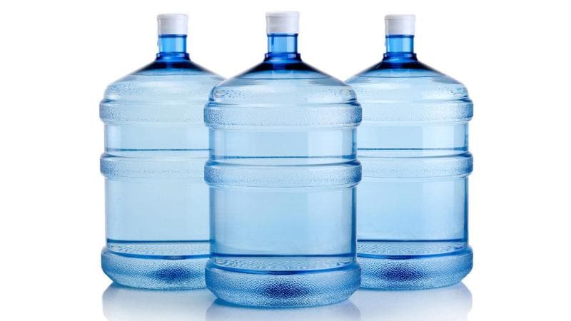 Galon air minum dengan bahan plastik PET berbahaya bagi kesehatan. (Klikdokter)