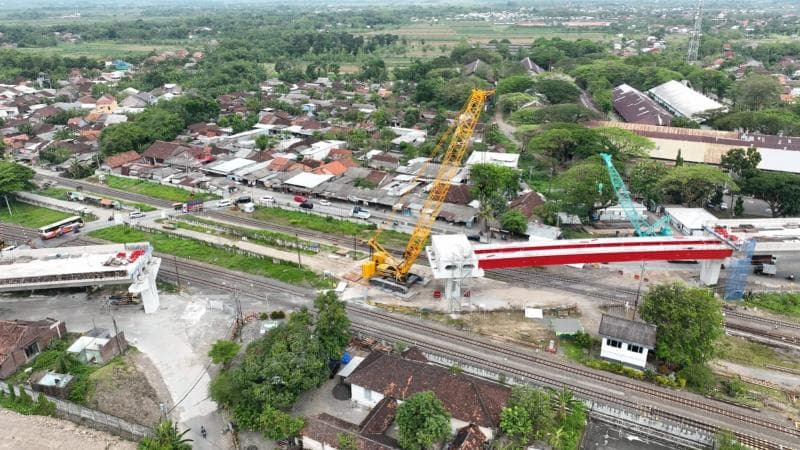 Pemasangan glagar boks di atas lintasan kereta api Solo-Semarang dan arah Surabaya. (DPU)