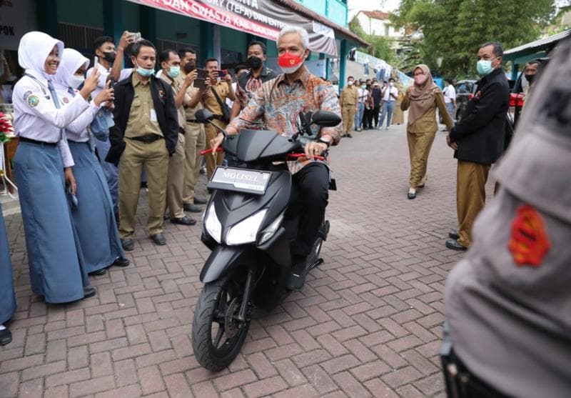 Gubernur Jawa Tengah Ganjar Pranowo menjajal motor listrik karya siswa-siswi SMKN 2 Bawang Banjarnegara. (Humas Pemprov Jateng)