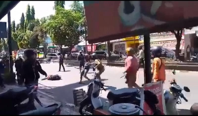 Bentrokan suporter Persis Solo dengan warga Yogyakarta. (Jpnn)