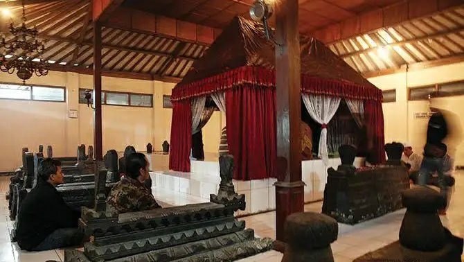 Makam Raden Ngabehi Yosodipuro I yang didatangi banyak pengunjung. (LSM Aqila Quds)