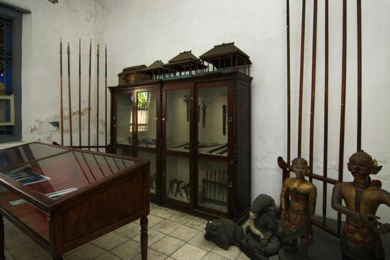 Beberapa koleksi bersejarah yang ada di&nbsp;Museum Radya Pustaka. (Indonesia Kaya)