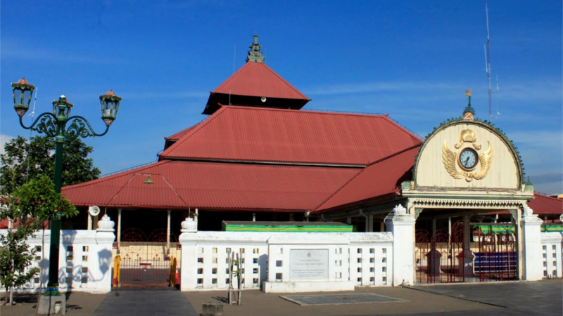 Pengadilan surambi di Yogyakarta dahulu dilaksaknakan di selasar Masjid Ageng Ngayogyakarta. (Twitter @HarisanAminan)