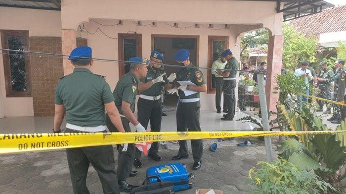Rumah orang tua Kopda Muslimin yang merupakan TKP aksi bunuh dirinya diberi garis batas polisi karena sedang dalam masa penyelidikan. (Ayosemarang/Edi Prayitno)