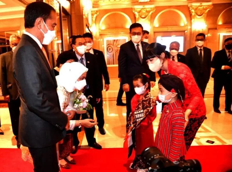 Dita Karang, anggota girlband K-pop Secret Number asli Indonesia saat menyambut Presiden Jokowi dan Iriana di Seoul, Korea Selatan. (YouTube Sekretariat Presiden)