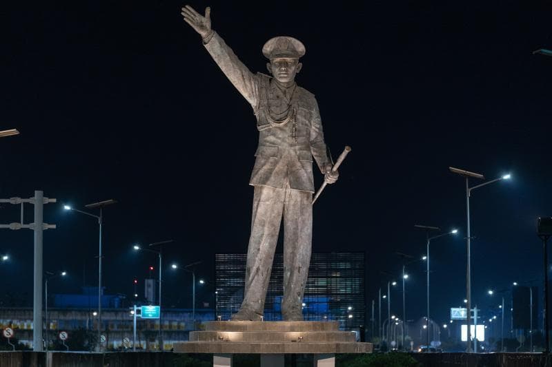 Patung&nbsp;Jenderal Ahmad Yani di depan bandara kebanggaan orang Semarang. (Artcab)