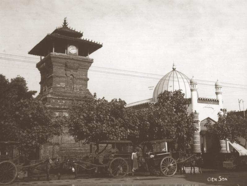 Potret Masjid Kudus di tahun 1936 yang menjadi contoh asimilasi budaya hingga kini. (Twitter @Jateng_Twit)