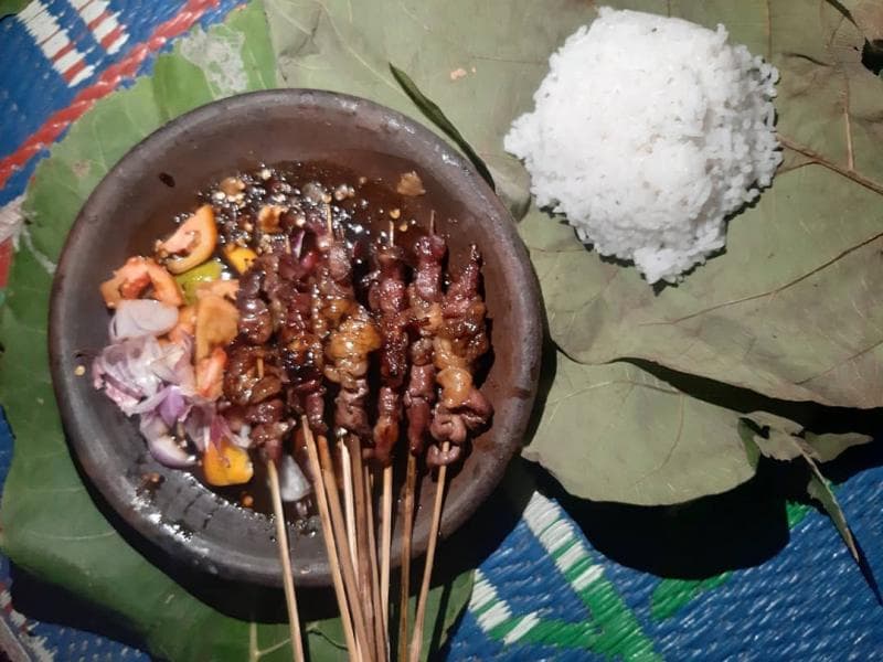 Nasi yang dibungkus dengan daun jati menjadi pelengkap hidangan ini. (Instagram/Ceceayam)