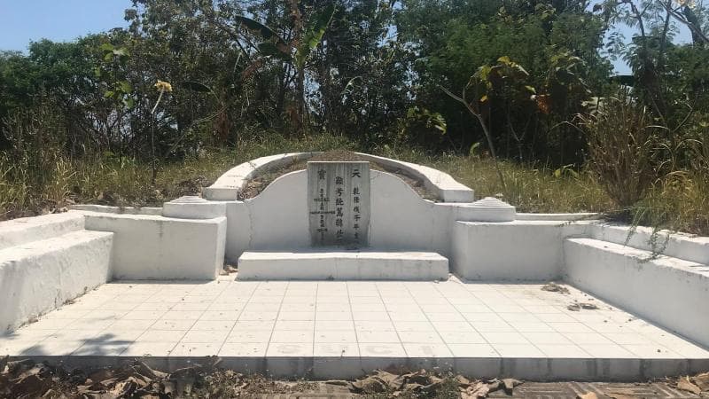 Makam milik Han Wee Sing menjadi satu-satunya makam di tengah rerumputan yang nggak terurus. (Raymond Valiant)