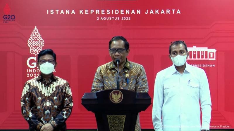 Mekopolhukam Mahfud MD, Menkominfo Johnny G Plate, dan Wakil Menkumham Edward Omar Sharif Hiariej menyampaikan keterangan pers usai bertemu dengan Presiden Jokowi. (Dewanpers)