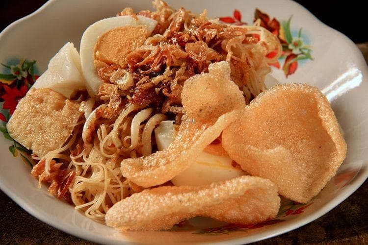 Ketoprak sebagai makanan merupakan hidangan yang terdiri dari ketupat, tahu goreng, bihun, metimun, tauge, telur rebus dan bumbu kacang.&nbsp; (Kompas/Shutterstock/Ariyani Tedjo)