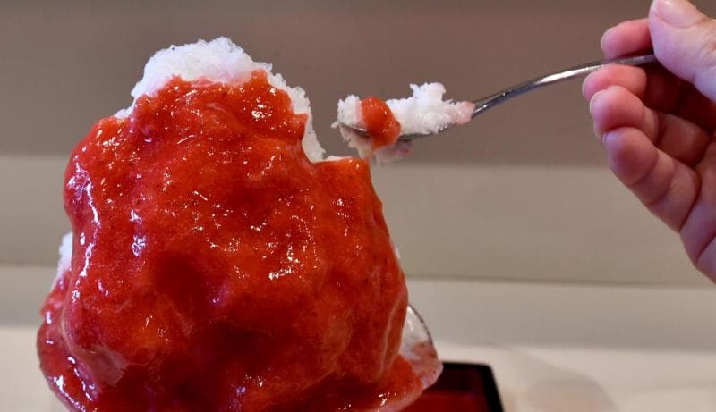 Kakigori menggunakan es alami di Toko Koji Morinishi di Tokyo, Jepang. (Liputan6/AFP Photo/Toshifumi Kitamura)