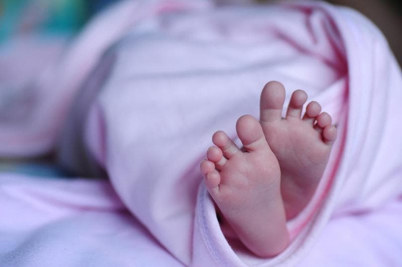Setelah rewel dan mengalami batuk berdahak, bayi enam bulan yang diajak perjalanan naik motor meninggal dunia. (Pixabay/Christianabella)