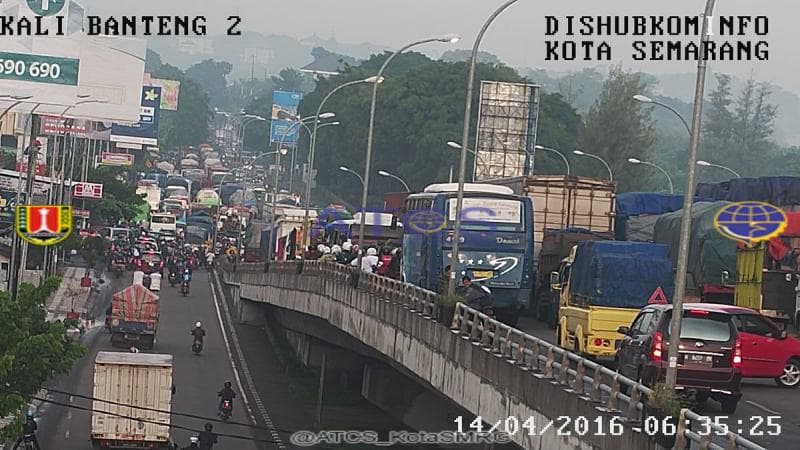 Kepadatan lalu lintas di Simpang Kalibanteng Semarang dari pantauan CCTV. (Twitter/atcskotasmg)
