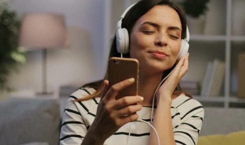 Mendengarkan suara yang ada pada video ASMR bisa membuat perasaan kita menjadi rileks. (Shutterstock)