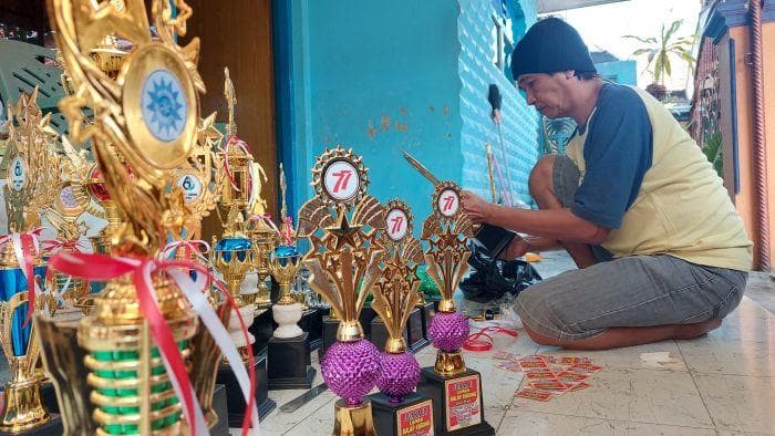 Pesanan piala di Dusun Ledok, Desa Demangan Kudus, mengalami peningkatan hingga 50 persen. (MI/Jamaah)