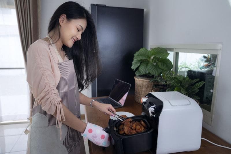 Air fryer menjadi gadget baru di dapur idaman sebagian orang untuk mempermudah mengolah makanan. (Detik/Getty Images/Istockphoto)