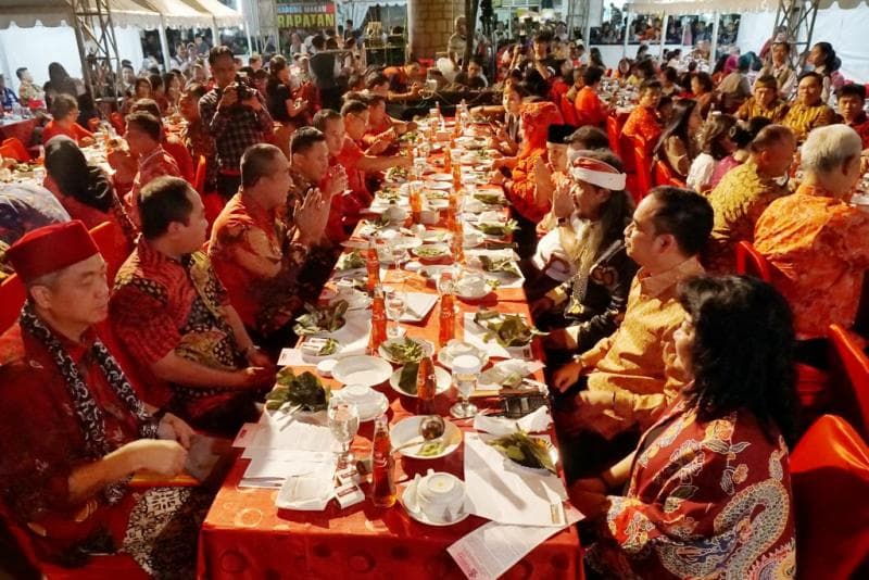 <i>Wali Kota Semarang dan orang-orang Tionghoa penting di Acara Pasar Imlek Semawis. (Jateng Pos)</i>