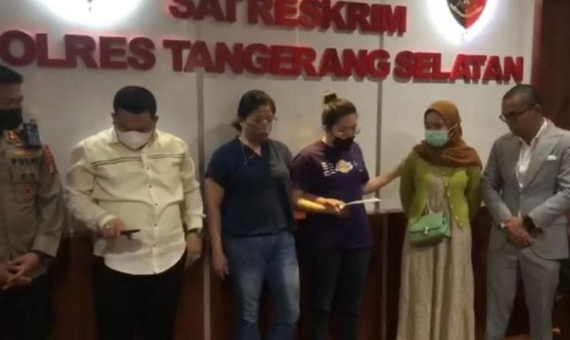 Keluarga Mariana, pelaku pencuri cokelat yang mengancam karyawan Alfamart, meminta maaf. (Instagram/hotmanparisofficial)