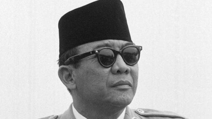 Sukarno selalu memesan peci kepada Sjarbaini untuk melengkapi penampilannya. (MerahPutih)