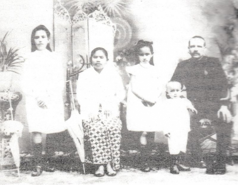 <i>Potret seorang Nyai Belanda bernama Sri dan keluarganya pada tahun 1909. (Buku Nyai dan Pergundikan di Hindia Belanda (2010).</i>