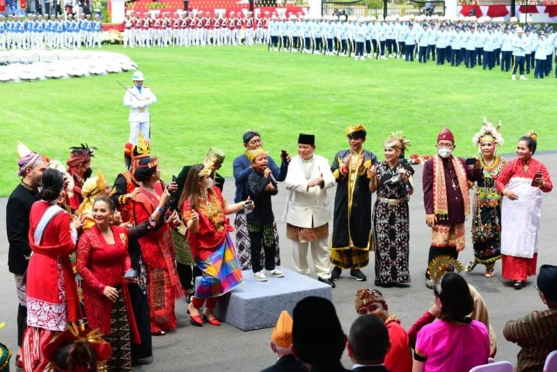 Menteri Kabinet Indonesia Maju memilih busana adat yang dianggap memiliki nilai atau makna sejalan dengan tema 'Pulih Lebih Cepat, Bangkit Lebih Kuat'. (Soloaja)