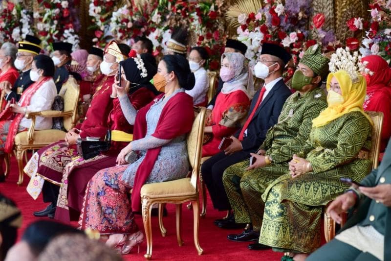 Para menteri mengusung pakaian adat dari daerah-daerah di seluruh Indonesia dalam Upacara Detik-Detik Proklamasi Kemerdekaan 2022. (Presidenri)