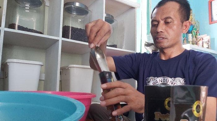 Wanuri, pelaku usaha UMKM kopi Petungkriyono. (Tribunjateng/Indra Dwi Purnomo)
